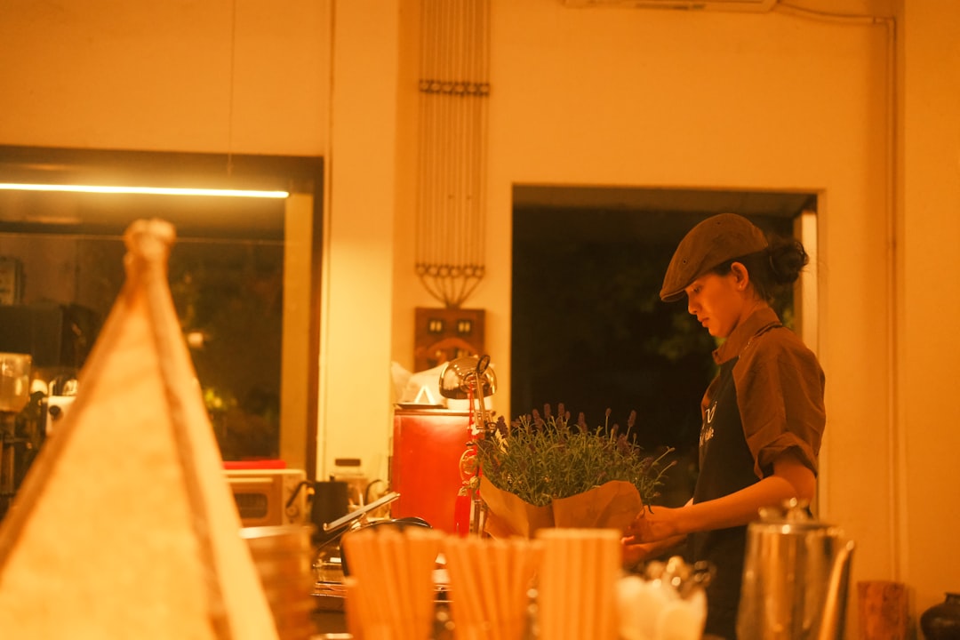 barista-preparing-drinks-behind-a-counter-lvbpjf-pkoe